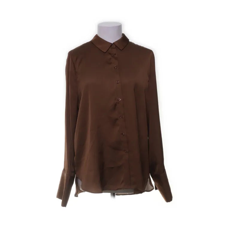 Gina Tricot | Bruine satijnen blouse met knoopsluiting