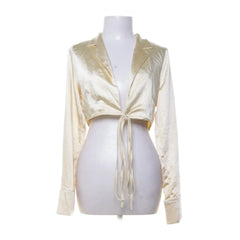 Motel | Crèmekleurige satijnen wikkelblouse