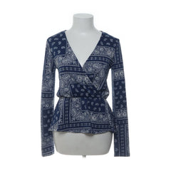 Gina Tricot | Donkerblauwe overslagtop met paisleyprint