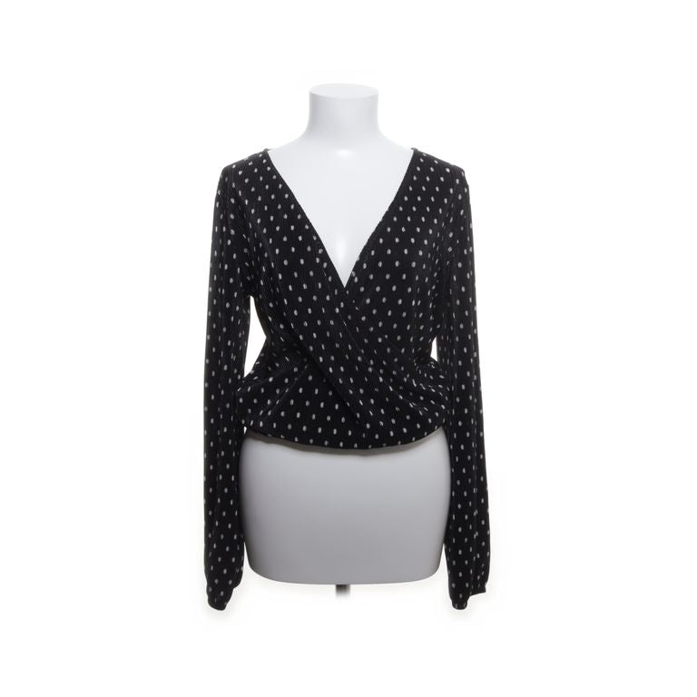 Gina Tricot | Zwart-witte wikkelblouse met stippen