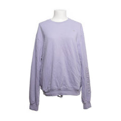 Oceans Apart | Lila sweater met tekst op de mouw