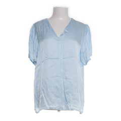 Nowomenslabel | Lichtblauwe losse blouse