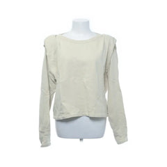 H&M Trend | witte sweater met schoudervulling