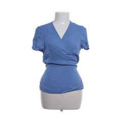 Iris & Ink | Blauwe Wrap-Top Blouse