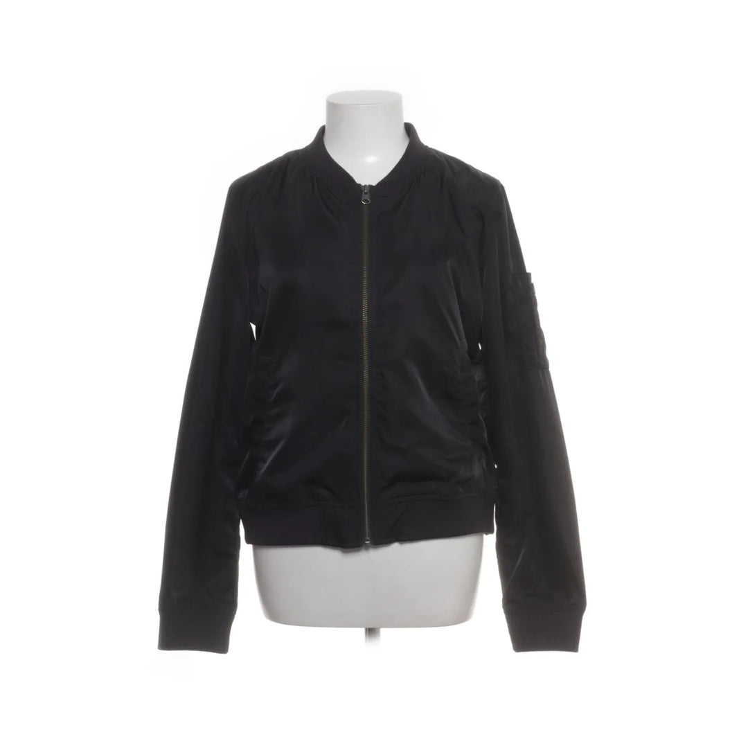 Q/S designed by | Zwart - Bomberjack