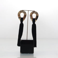 WeZC | Gouden oorbellen met zwarte kwasten