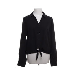 ONLY | Zwarte blouse met knoopsluiting en strikdetail