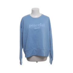 Blind Date | Lichtblauwe sweater met opdruk 