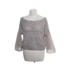 Lichtgrijze gebreide trui met wijde hals